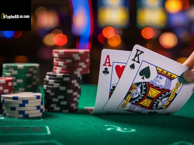 Blackjack TYPHU88 với các lá A, A, K và chip trên bàn.