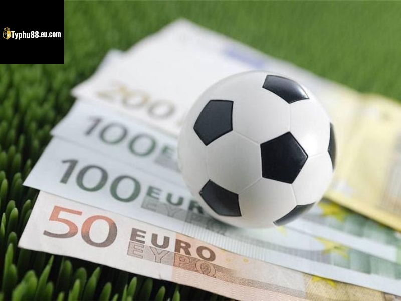 Quả bóng đá đặt trên tờ tiền trong phần giải thích kèo 1 3/4